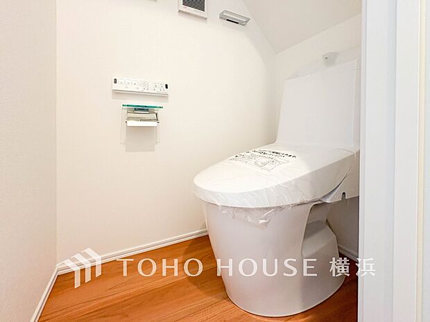 換気と明るさに配慮した、清潔感溢れるトイレ。落ち着いた空間で安らぎのひとときをお過ごしいただけます。