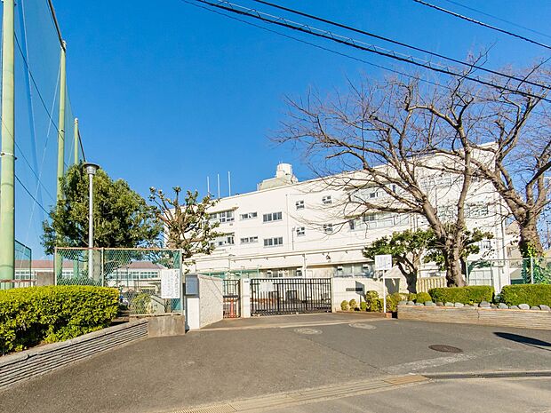 横浜市立中田中学校 550m 徒歩7分。部活などで帰りが遅くなっても安心の距離です。