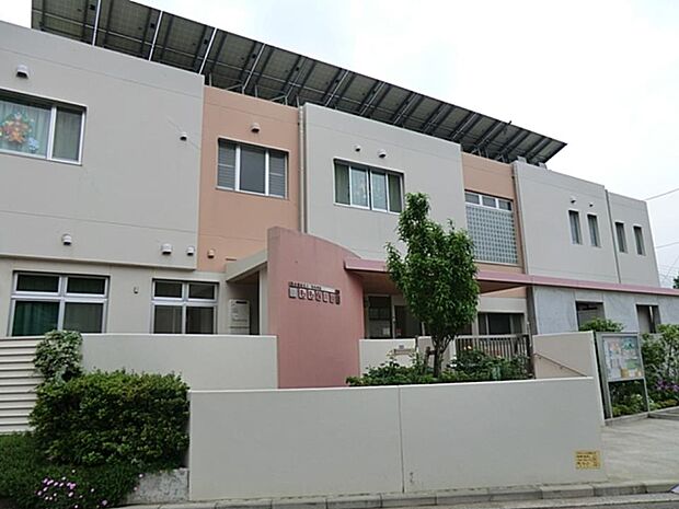 もも保育園 400m 住宅地の中にあり、地域の人に温かく見守られながら子どもが育っている保育園。