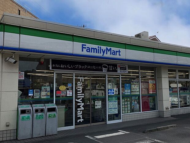ファミリーマート本牧公園前店 350m 近くにあるとちょっとした買い物にも便利ですね。