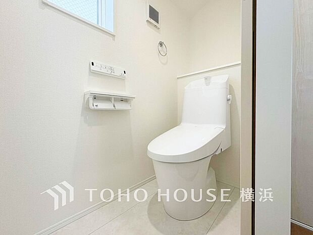 換気と明るさに配慮した、清潔感溢れるトイレ。落ち着いた空間で安らぎのひとときをお過ごしいただけます。