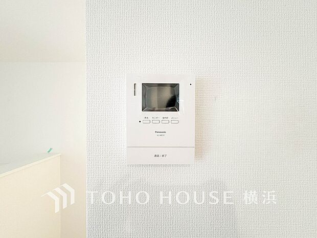 誰が来てもわかる様にモニター付きインターホンを設置。快適と安らぎを合わせた優しい設計。 