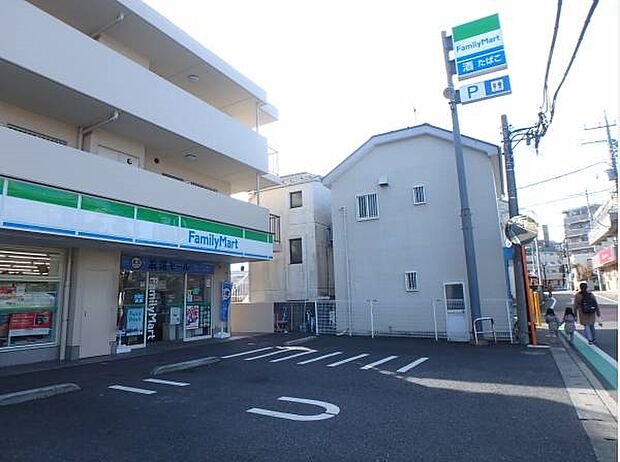 ファミリーマート三ツ境駅東店 1100m お手軽に食べれる食品や日用品雑貨などを扱う便利なコンビニ。