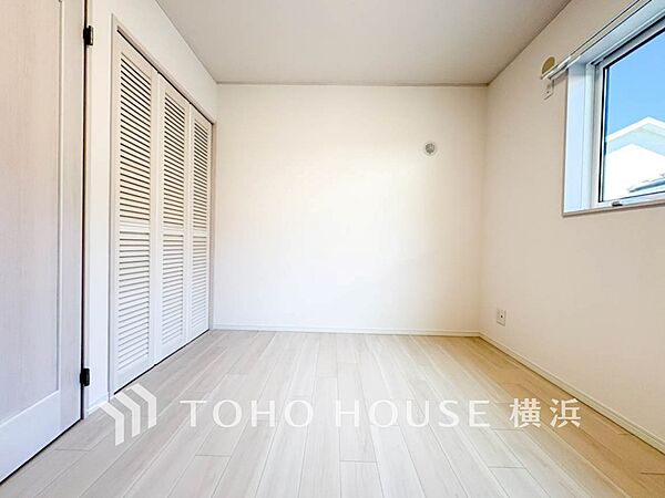 一日の疲れをいやしてくれる寝室。時を忘れて過ごす場所として過ごせるお部屋。