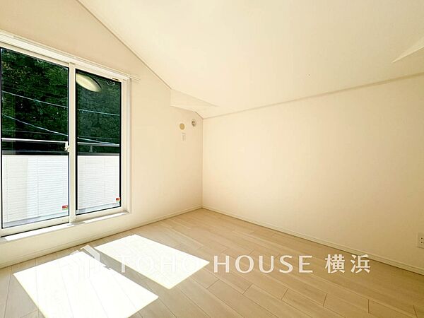心地よい光と風があふれています。プライベートな自分時間を快適に過ごせるお部屋。