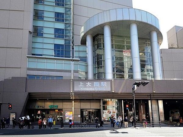 京急線『上大岡』駅　2700m　「快特」停車駅。直通で横浜へ1駅8分・品川へ4駅26分。羽田空港へも快適アクセス。
