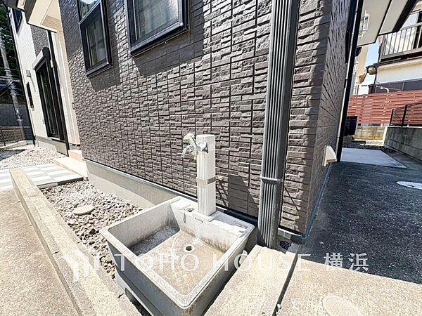 ガーデニングの水やりや、玄関周りやお車のお掃除に便利な水栓が設置されています。