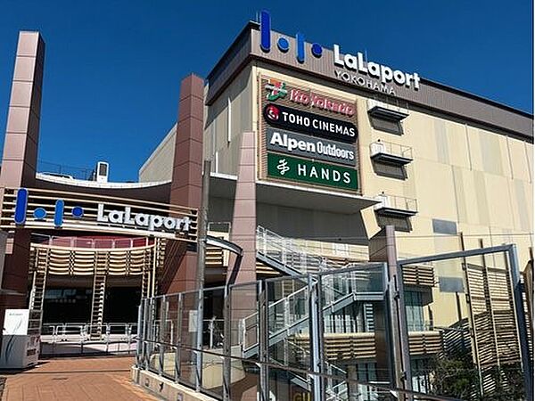 ららぽーと横浜　1100m　約270もの店舗が入っている大型ショッピングモール。海外ブランドからグルメまで。週末にはイベントも。