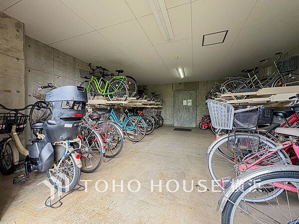 屋内式の駐輪スペースは、雨風から大事な愛車を守ってくれます。