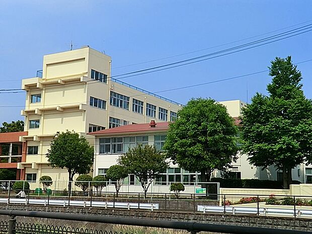 大和市立下福田中学校 600m 徒歩8分。部活などで帰りが遅くなっても安心の距離です。