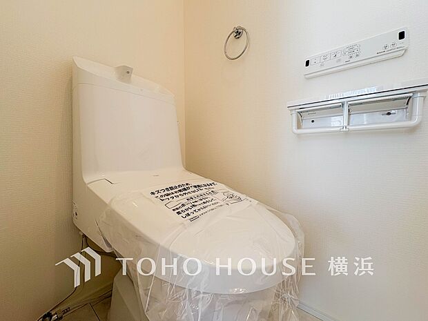 換気と明るさに配慮した、清潔感溢れるトイレ。落ち着いた空間で安らぎのひとときをお過ごしいただけます。