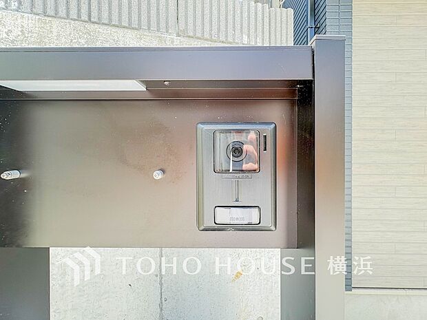 誰が来てもわかる様にモニター付きインターホンを設置。快適と安らぎを合わせた優しい設計。 