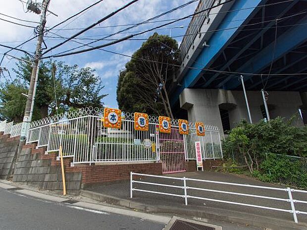 本宿幼稚園　450m　音楽や体育活動にも熱心な幼稚園。園外の畑での野菜の収穫など、自然とのふれあいも。 