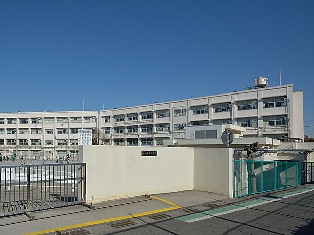 横浜市立本宿小学校　500m　徒歩7分。小学校が近いのは子育てファミリーにもおすすめのポイント。 