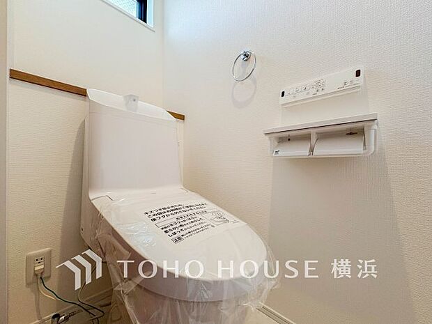 換気と明るさに配慮した、清潔感溢れるトイレ。落ち着いた空間で安らぎのひとときをお過ごしいただけます。