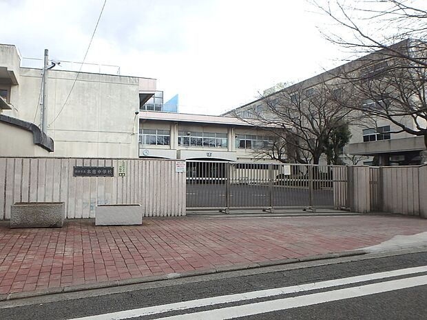 横浜市立本宿中学校 600m 徒歩8分。部活などで帰りが遅くなっても安心の距離です。