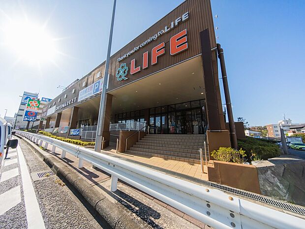 ライフ戸塚汲沢店 1000m 1Fにはスーパー「ライフ」。2Fにホームセンター「コーナン」。駐車場276台完備。