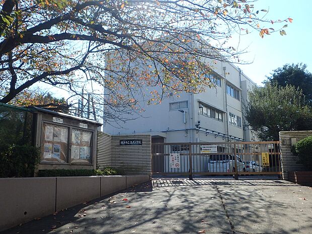 横浜市立汲沢小学校 1120m 徒歩14分。小学校が近いのは子育てファミリーにもおすすめのポイント。