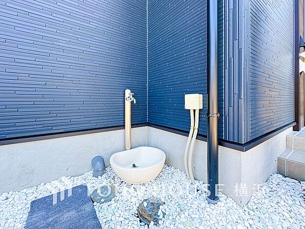 汚れたものや靴なども外で洗えます。窓や網戸の掃除にも直接水を使えて便利です。
