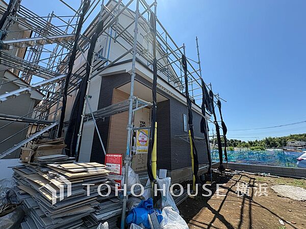 暖かな陽光と爽やかな風がハーモニーを奏でる上質な空間を愉しむ暮らし。（2026年7月撮影）