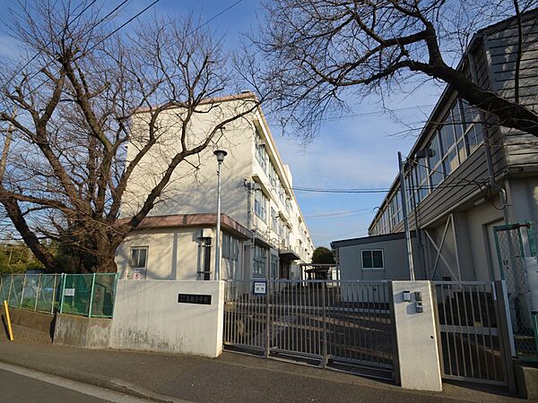 横浜市立高田小学校　550m　徒歩7分。小学校が近いのは子育てファミリーにもおすすめのポイントです。