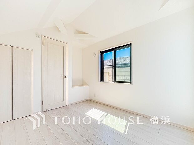 一日の疲れをいやしてくれる寝室。時を忘れて過ごす場所として過ごせるお部屋。