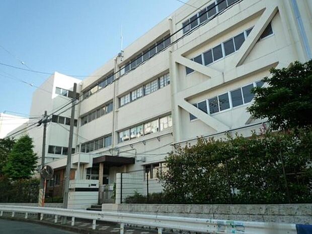 横浜市立太田小学校 1000m 徒歩13分。小学校が近いのは子育てファミリーにもおすすめのポイントです。
