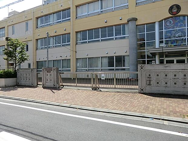 川崎市立小田小学校 400m 徒歩5分。小学校が近いのは子育てファミリーにもおすすめのポイント。