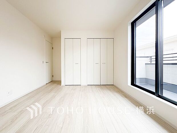 一日の疲れをいやしてくれる寝室。時を忘れて過ごす場所として過ごせるお部屋。