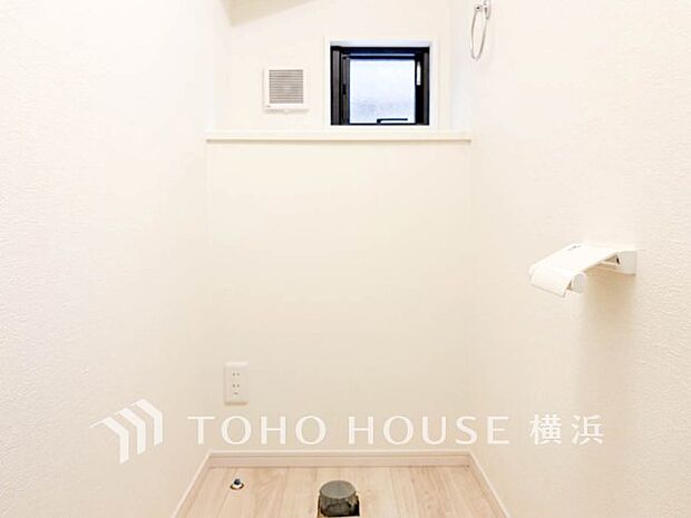 換気と明るさに配慮した、清潔感溢れるトイレ。落ち着いた空間で安らぎのひとときをお過ごしいただけます。