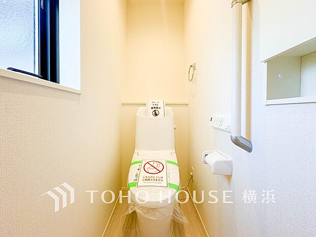 換気と明るさに配慮した、清潔感溢れるトイレ。落ち着いた空間で安らぎのひとときをお過ごしいただけます。