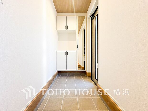 上質感漂う玄関と廊下。居住者の帰り、訪れる方を優しく迎えてくれます。