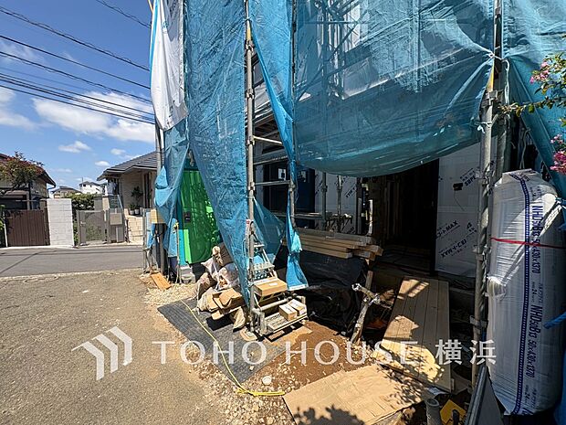 お住まいの顔となる玄関。住まう方のプライドを満たすクオリティを備えています。（2026年7月撮影）