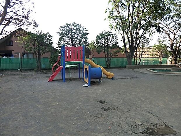 東寺尾三丁目公園　270m　カラフルな遊具がある小さなお子様にも安心な公園です。 
