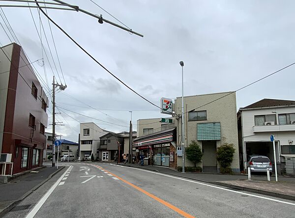 セブン-イレブン 古市場店　1500m　お手軽に食べれる食品や日用品雑貨などを扱う便利なコンビニ。