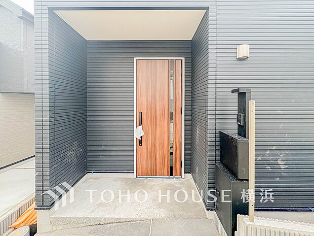 お住まいの顔となる玄関。住まう方のプライドを満たすクオリティを備えています。 