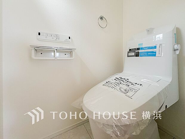 換気と明るさに配慮した、清潔感溢れるトイレ。落ち着いた空間で安らぎのひとときをお過ごしいただけます。