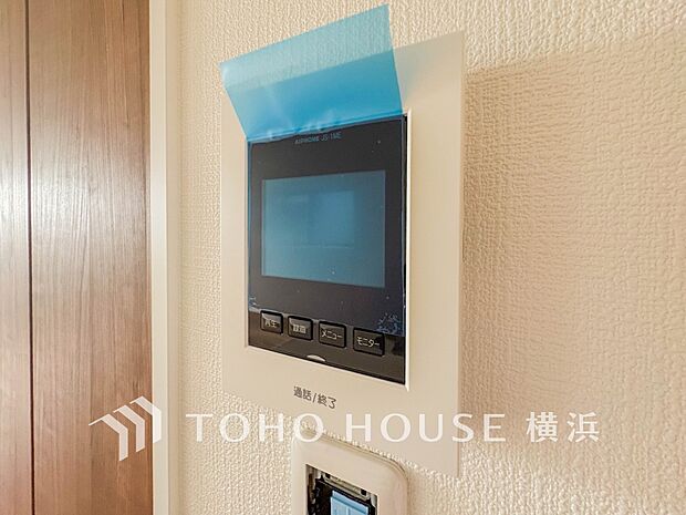 誰が来てもわかる様にモニター付きインターホンを設置。快適と安らぎを合わせた優しい設計。 