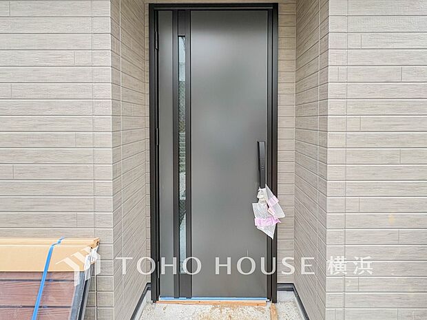 お住まいの顔となる玄関。住まう方のプライドを満たすクオリティを備えています。 