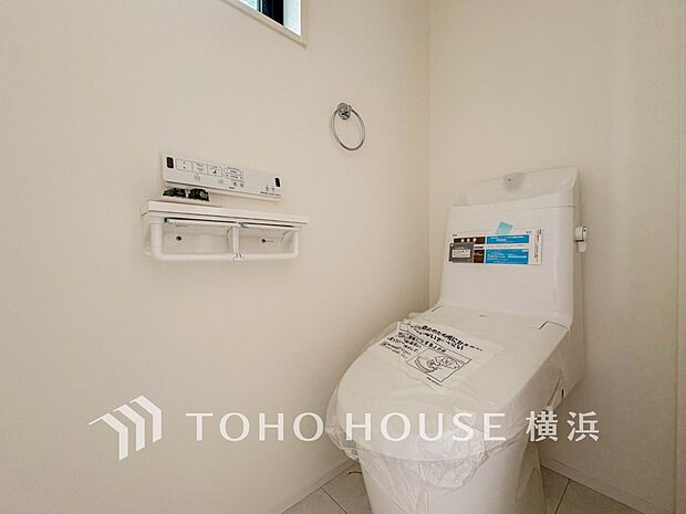 換気と明るさに配慮した、清潔感溢れるトイレ。落ち着いた空間で安らぎのひとときをお過ごしいただけます。