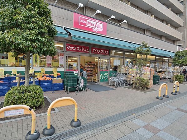 マックスバリュエクスプレス横浜吉野町店　84m　日々の食生活に必要な商品を最大限のバリュで提供。夜遅くまで営業しているので便利です。