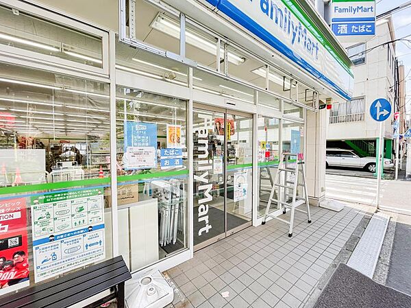 ファミリーマート横浜山王町店　170m　オリジナルブランド商品やホットスナック・コーヒーも人気です。