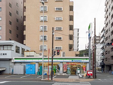 ファミリーマート生麦店 350m ちょっとした買い物や支払い、ATMなど近くにあると何かと便利なコンビニエンスストア。