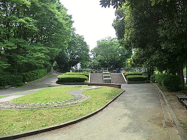竹山中公園 1000m お子様に優しい遊具の他樹林を楽しむ散策エリア、玉石を素足で歩いてツボを刺激できる健康歩道があります。