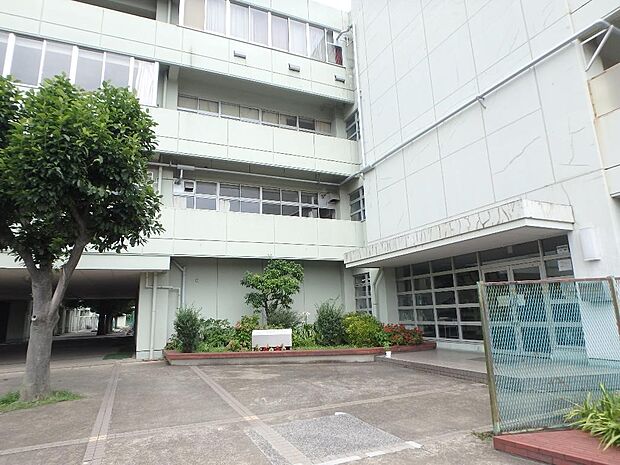 横浜市立東鴨居中学校 650m 徒歩9分。部活などで帰りが遅くなっても安心の距離です。