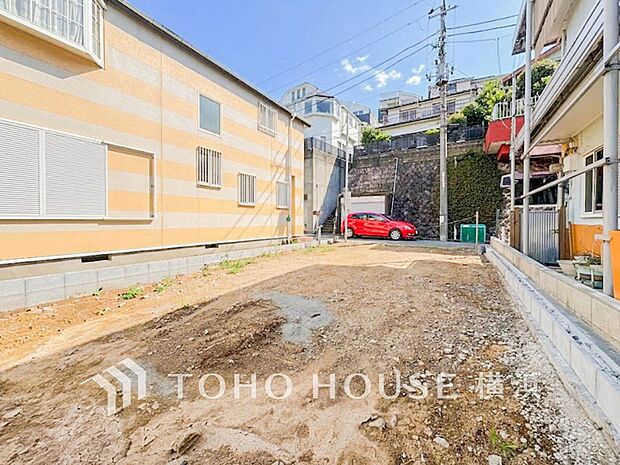 四季折々の変化を楽しめる心地よい場所となりそうなロケーションです。(2026年7月撮影)