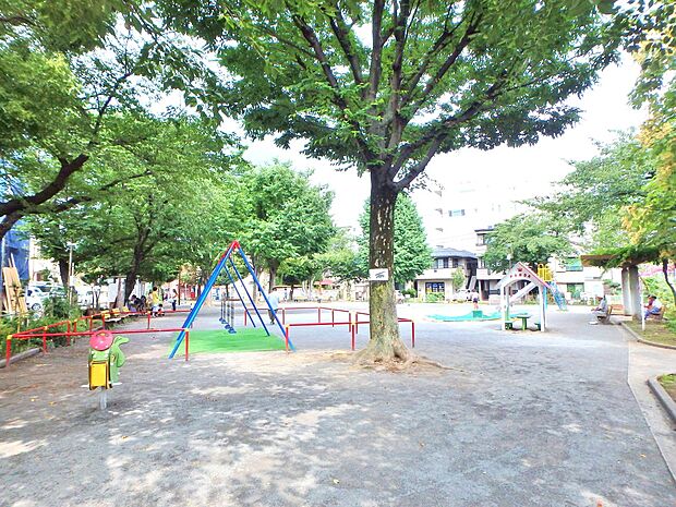 宮田町公園 300m 洪福寺松原商店街の近くにある公園です。買物途中に休憩できますね。