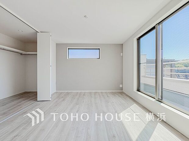 通風・採光にも優れ、心地よい光と風があふれています。プライベートな自分時間を快適に過ごせるお部屋。