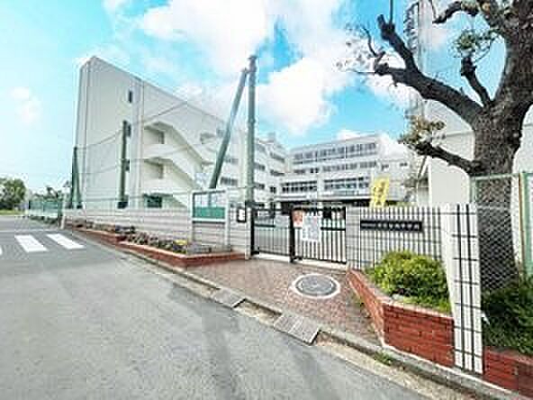 横浜市立日吉台西中学校 1200m 徒歩15分。中学生の体力づくりにはぴったりの距離かもしれませんね。