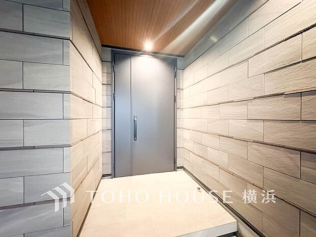 帰宅されるご家族や訪れる方を優しく迎え、安らぎに満ちた生活空間を予感させてくれます。
